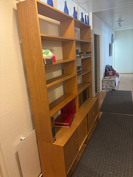 Puinen kirjahylly liukuovikaapeilla
