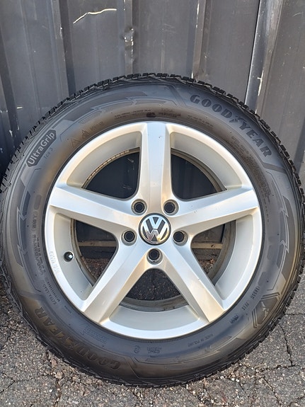 Volkswagen Goodyear 215/60 R16 renkaat vanteilla