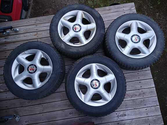 Fondmetal T101 -alumiinivanteet Hakkapeliitta 195/65R15 -nastarenkailla