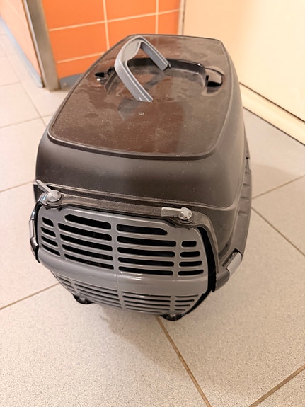 Harmaa kuljetusboxi kissalle tai pienelle koiralle