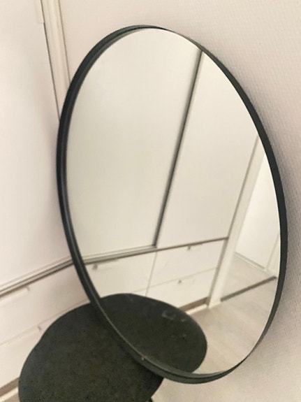 Pyöreä metallinen seinäpeili H 80cm ja meikkipeili