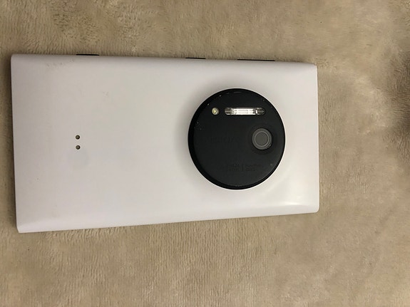 Nokia älypuhelin 32 GB valkoinen. Model 908