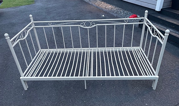 Hakupalkalla levitettävä metallisohva