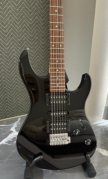 Yamaha ERG 121C -sähkökitara