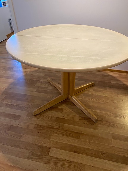 Vanha pyöreä ruokapöytä