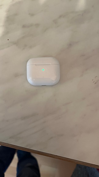 Apple langattomat nappikuulokkeet kotelolla