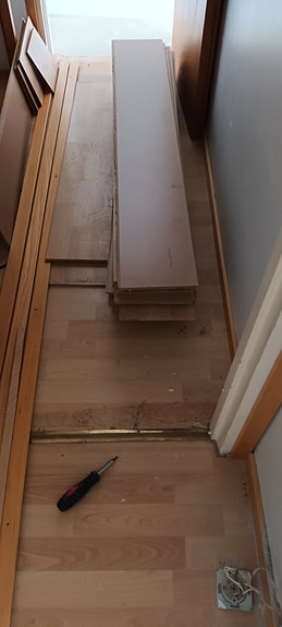 Laminaattia n 40 m2