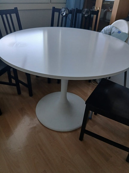 IKEA Docksta valkoinen pyöreä ruokapöytä