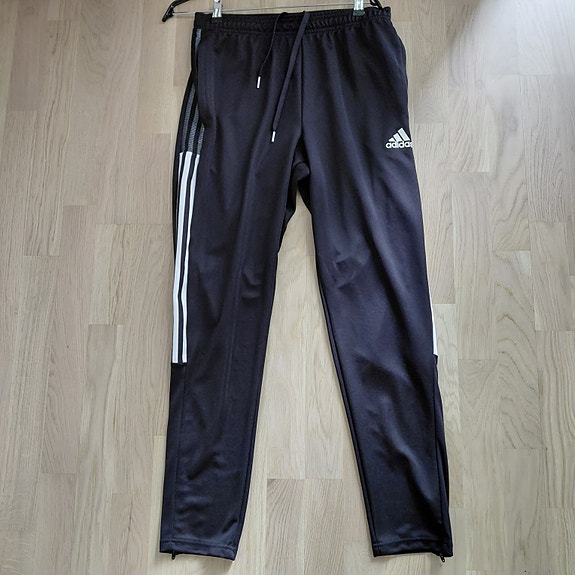 Adidas verkkarit L musta