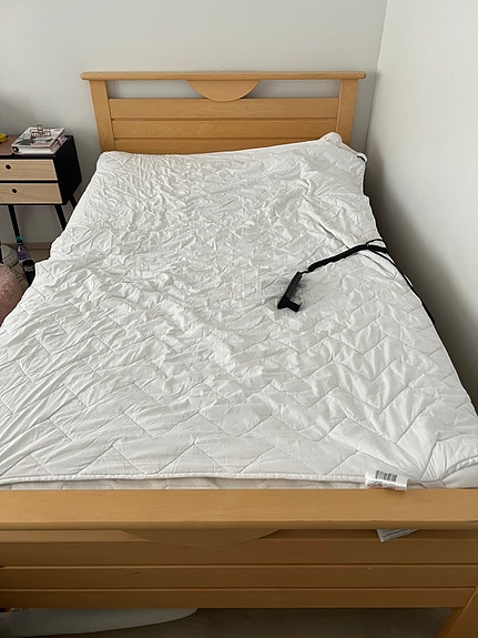 Moottoroitu puinen sänky 120cm ja patjat