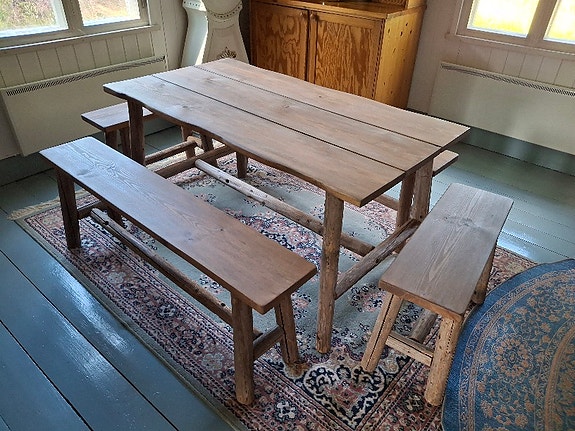Puusepän tekemä, tuppeensahatusta laudasta  tehty pöytä + 4 penkkiä