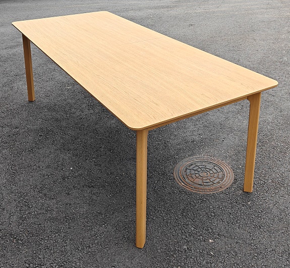 Iso 8-hengen ruokapöytä