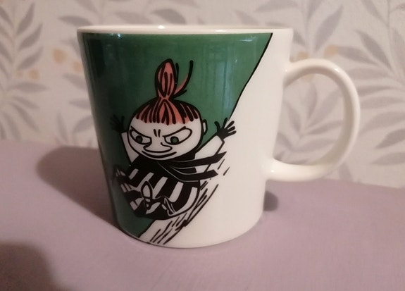 Muumimuki Pikku Myy liukumäessä