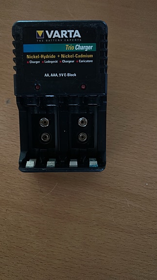 Varta akkulaturi AA, AAA ja 9V paristoille
