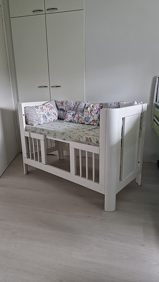 IKEA valkoinen pinnasänky. Vauvan sänky