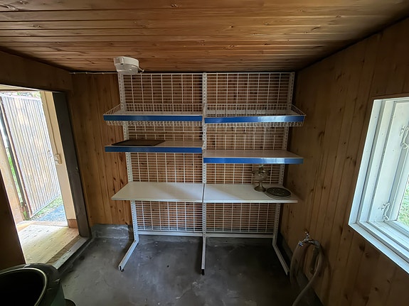 Metallisia hyllyjä