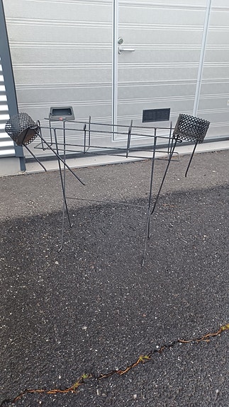 Metallinen kukkateline parvekkeelle tai pihalle