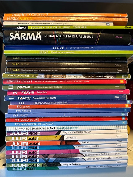 Lukion oppikirjoja, fysiikkaa, matematiikkaa ja äidinkieltä