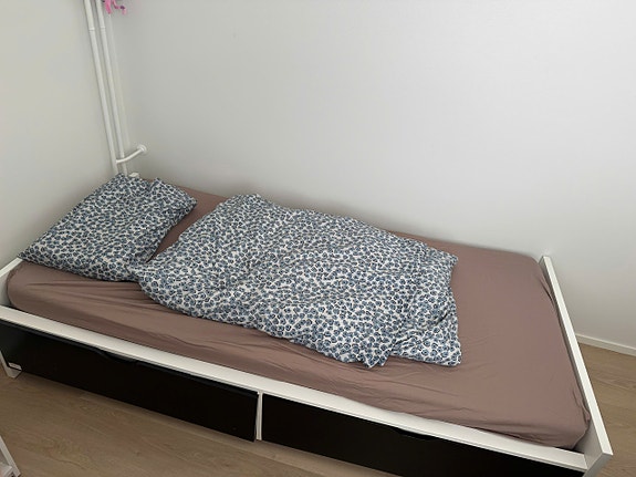 Selling Ikea bed frame and mattress 90*200cm