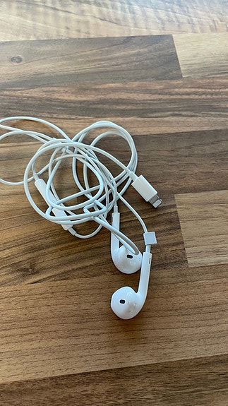Apple johdolliset handsfree-kuulokkeet Lightning-liittimellä