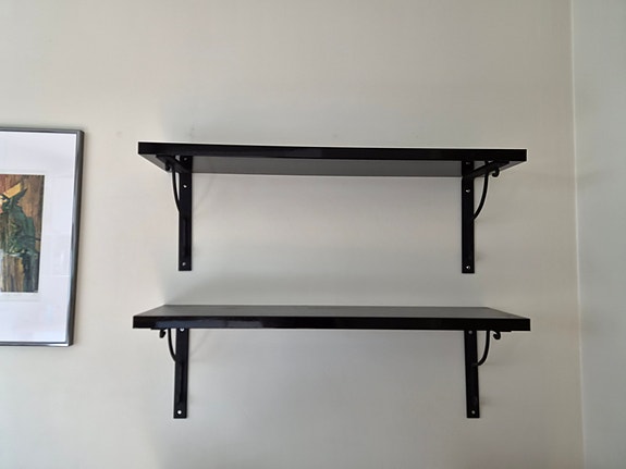 Mustat Ikea seinähyllyt