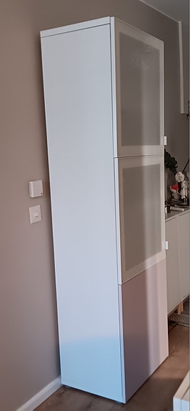 IKEA korkea kaappi ovilla