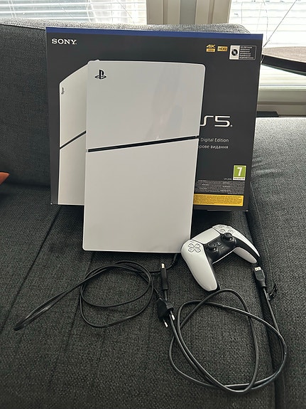 PlayStation 5 Digital Edition 1TB – täysi paketti, vähän käytetty