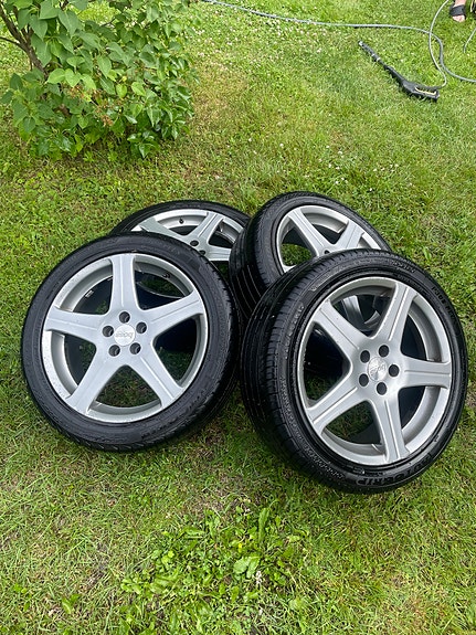 Harmaat vanteet renkailla. 225/45 17