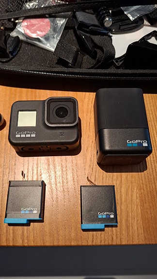 Gopro 8 Black + laturi+ 2 akkua ja paljon tarvikkeita