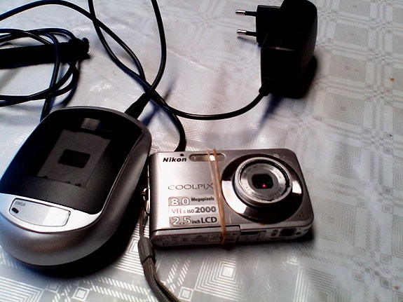 Nikon Coolpix digikamera hopea