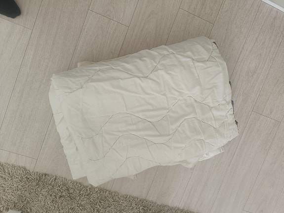 Kaksi peittoa ja tyynyä
