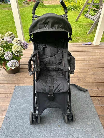 Britax mustat matkarattaat / kevytvaunut