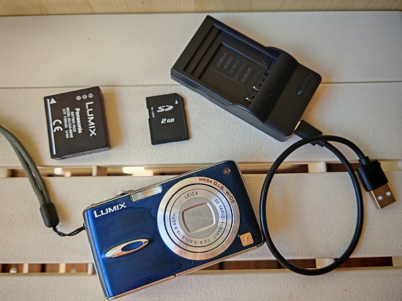 Panasonic Lumix -digikamera tarvikkeineen