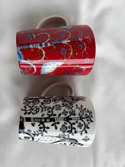 Iittala taika mukit punainen ja mustavalkoinen