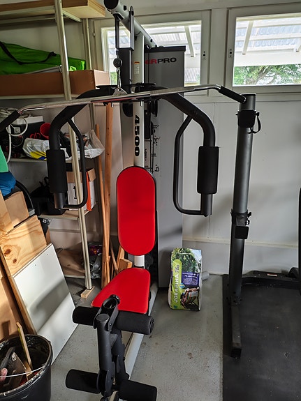 Weider Pro monitoimilaite punaisella penkillä