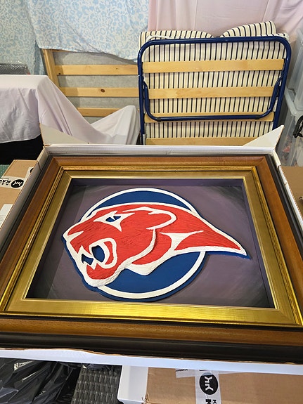 HIFK (vanha logo) puuveistostaulu valolla