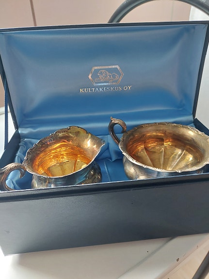 Kultakeskus Oy hopeoitu sokerikko ja kermakko setti rasiassa