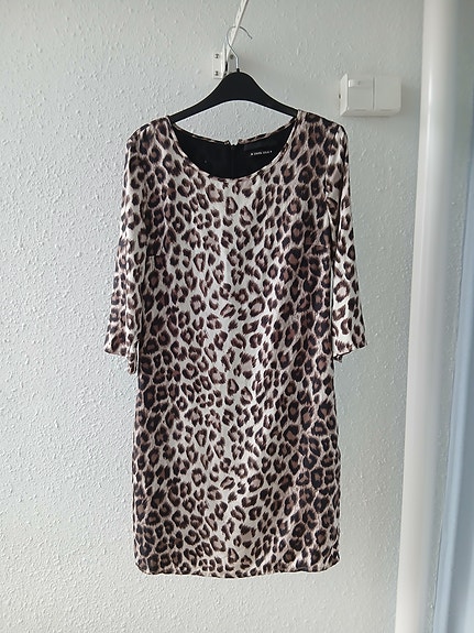 Leopardikuvioinen silkkimekko