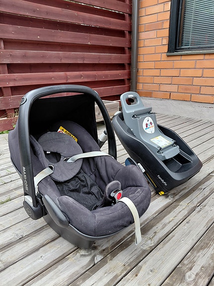 Maxi-Cosi Pebble turvakaukalo 0–13 kg musta ja FamilyFix jalusta