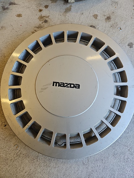 Mazda pölykapseli 13" hopea 80-90-luku