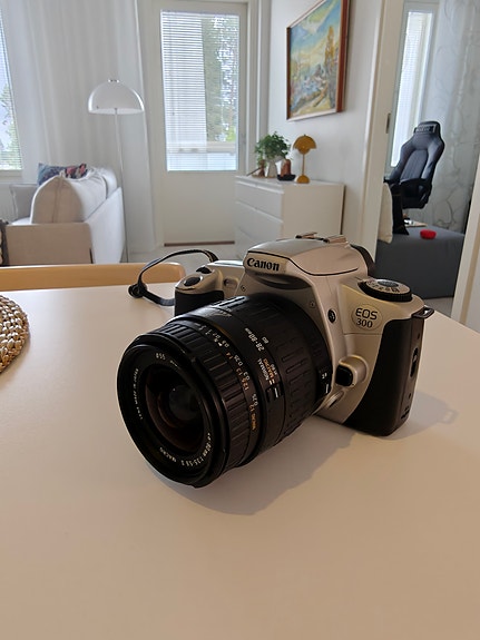 Canon EOS 300 filmikamera Sigma 28–80mm zoom-objektiivilla