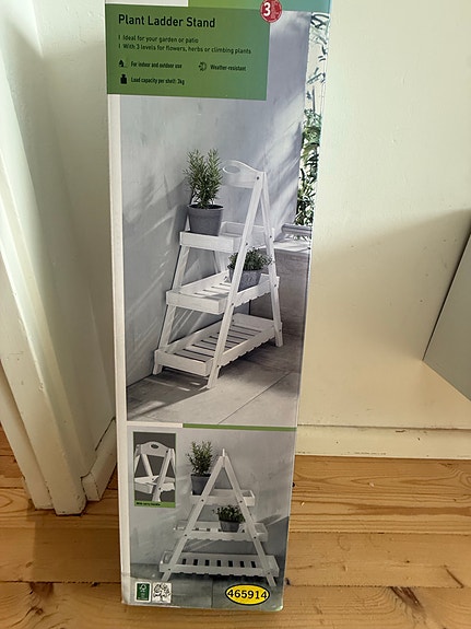 Valkoinen puinen kukkateline parvekkeelle