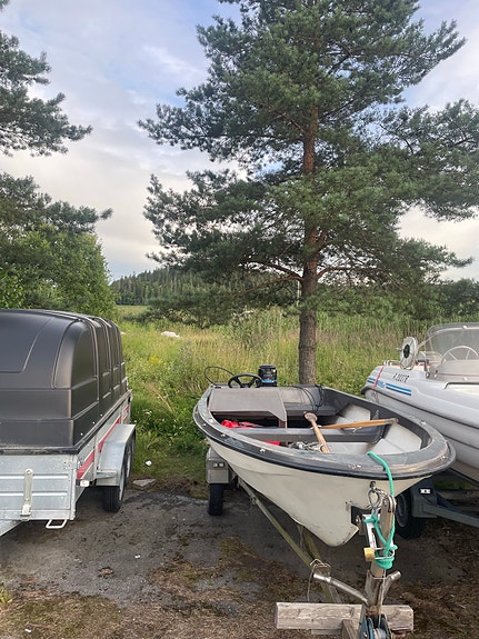 Lasikuituvene ja 20hp mercury ja rekisteröity traileri