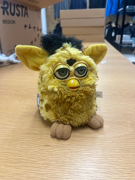 Furby keltainen retro lelu