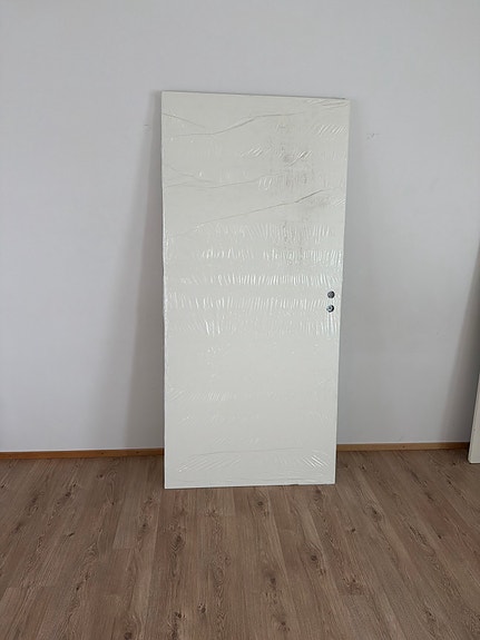 Valkoinen laakaovi 10x21 lukkopesällä