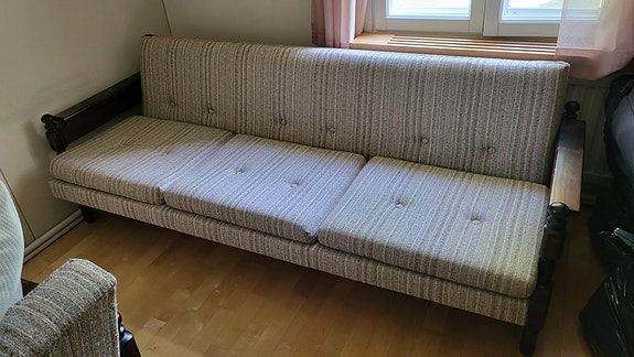 Levitettävä sohva + 2 tuolia