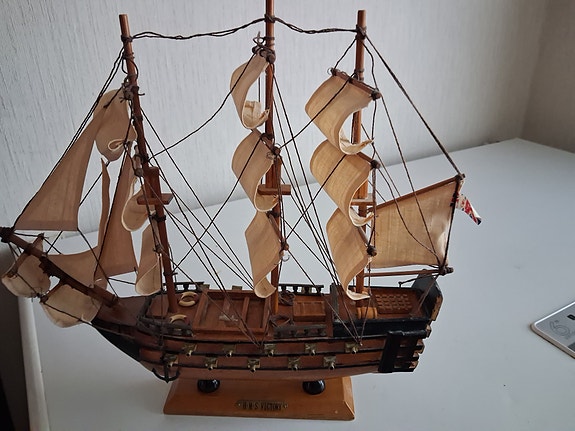 Puinen purjelaivan pienoismalli koristeeksi