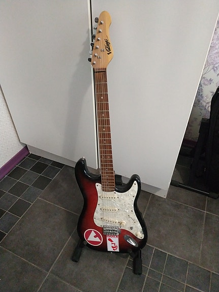 Vintage sähkökitarat Strat-tyylinen punamusta