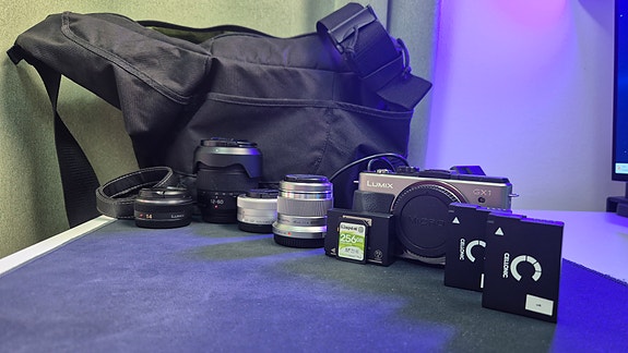 Panasonic Lumix GX1 + 4 objektiivia + muut