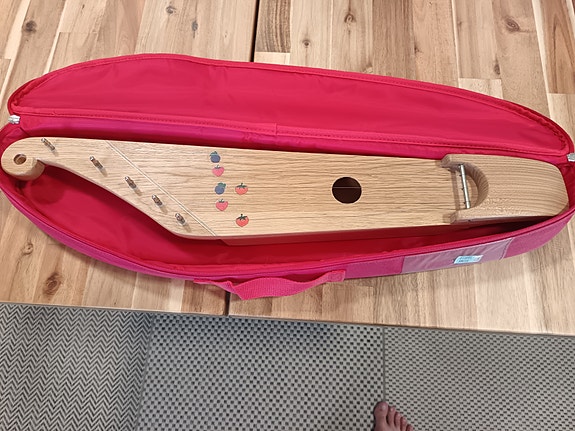 Kantele puinen punaisella kantopussilla
